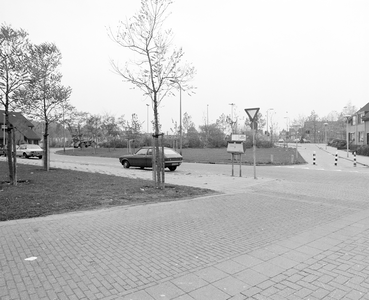 884554 Gezicht op een deel van het Keerkringplein te Utrecht, met rechts het fietspad richting Venuslaan.